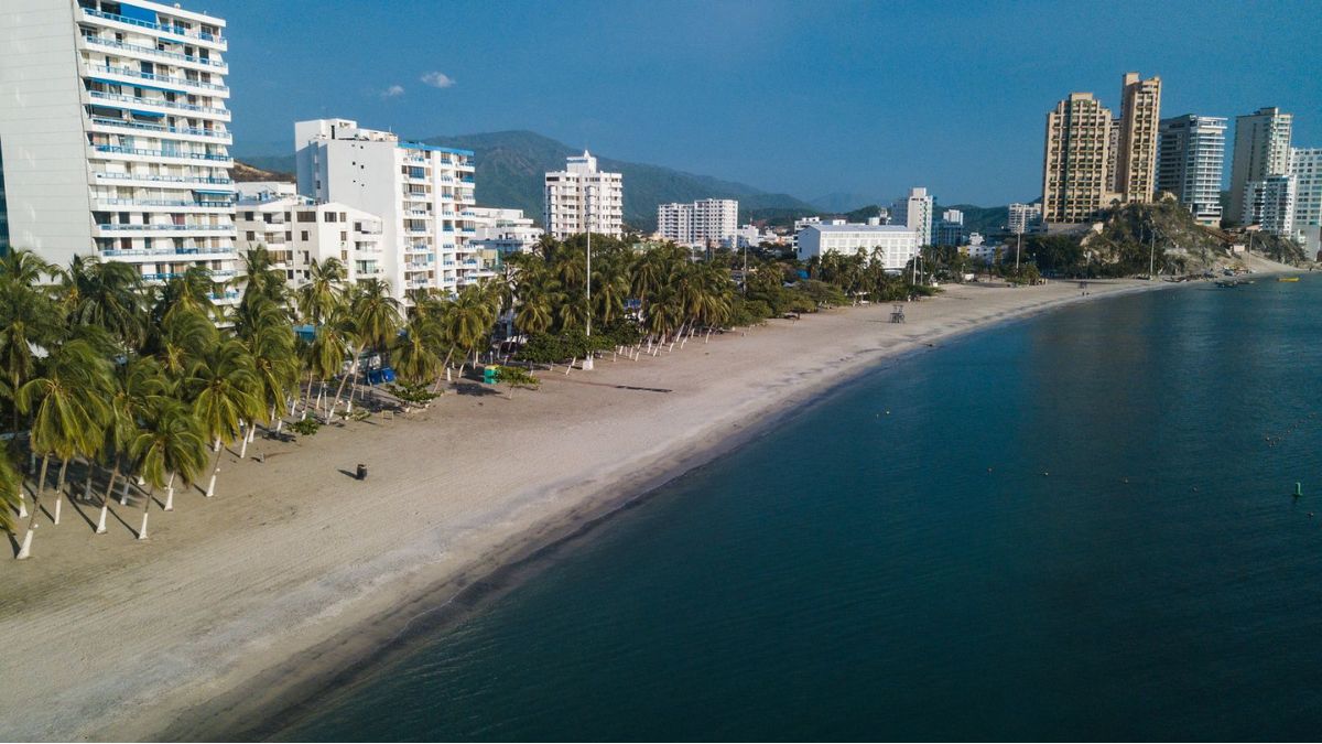En la costa caribeña de Colombia, entre la majestuosidad de la Sierra Nevada y el vaivén cálido del mar, hay una ciudad que lo tiene todo: historia, biodiversidad, exclusividad… y hoy, más que nunca, proyección internacional.